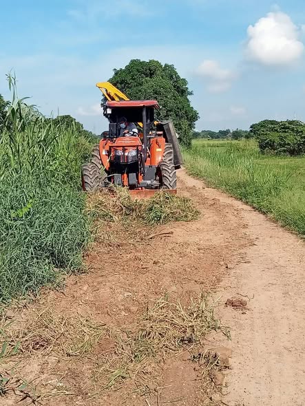 🚜🌿 จัดระเบียบภูมิทัศน์ เพื่อถนนที่ปลอดภัยและน่าใช้
องค์การบริหารส่วนตำบลสายทอง
นำโดย นายสมศักดิ์ นิ่มพงษ์ นายกองค์การบริหารส่วนตำบลสายทอง มอบหมายให้เจ้าหน้าที่ กองช่าง พร้อมรถตัดหญ้า ลงพื้นที่ดำเนินการ
✂️ ตัดหญ้าและเก็บกวาดบริเวณไหล่ทางริมถนน ในเขตพื้นที่ตำบลสายทอง