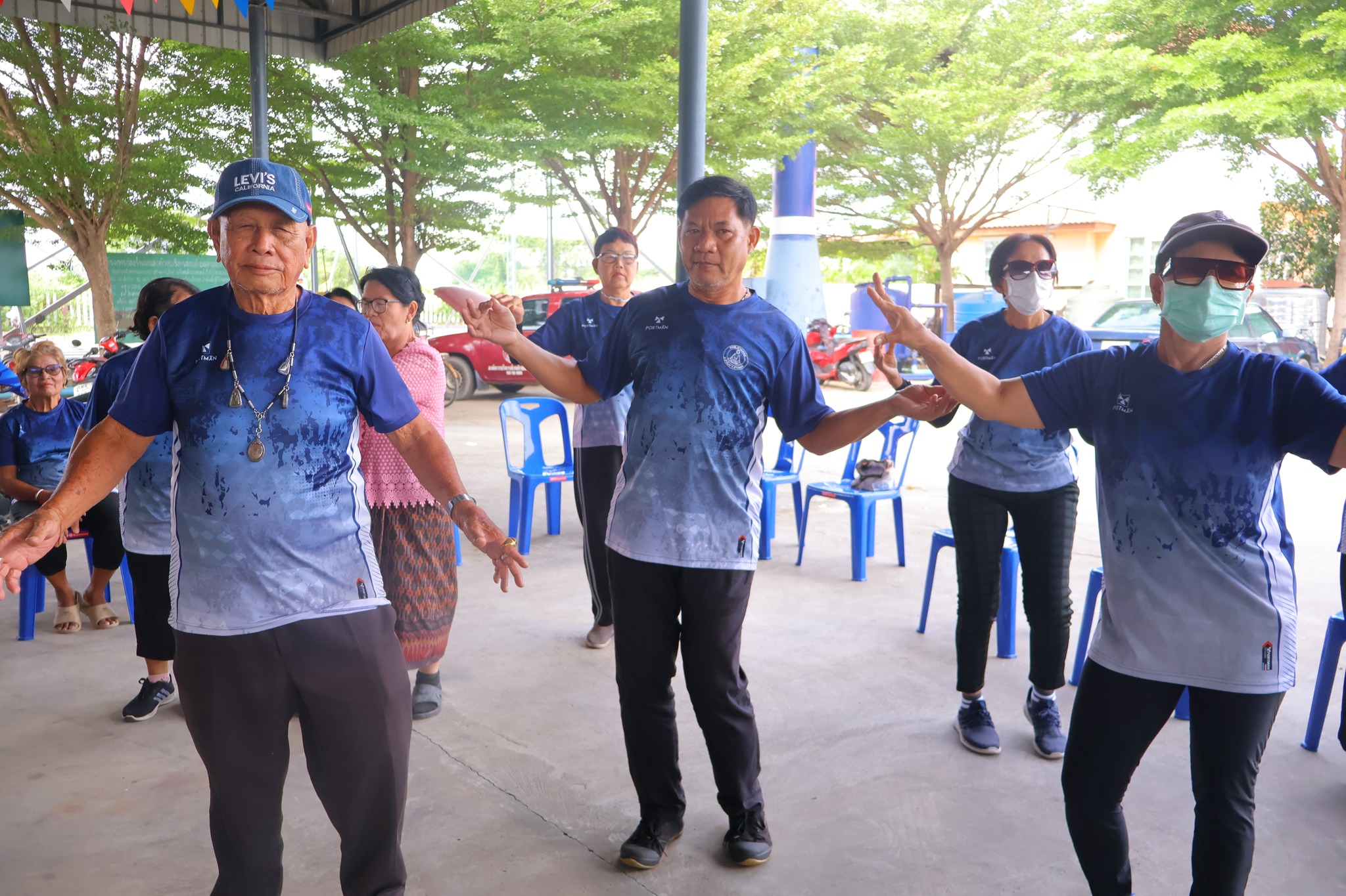 วันพุธที่ 8 ตุลาคม 2568 เวลา 09.00 น. 
องค์การบริหารส่วนตำบลสายทอง ได้เปิดการเรียนการสอนของโรงเรียนผู้สูงอายุตำบลสายทอง ซึ่งได้มีกิจกรรมสันทนาการสำหรับผู้สูงอายุ ณ บริเวณโดมด้านหลังที่ทำการองค์การบริหารส่วนตำบลสายทอง และโรงเรียนผู้สูงอายุตำบลสายทอง ขอขอบคุณ 
1.คุณละมัย แสงศรี 
2.คุณวารี ประเสริฐพงษ์  
3.คุณจำลอง รัตนะ
ที่ได้สนับสนุนอาหาร ให้กับนักเรียนผู้สูงอายุในครั้งนี้