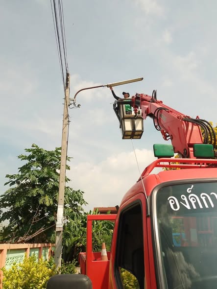 🗓 วันพุธที่ 8 ตุลาคม 2568
องค์การบริหารส่วนตำบลสายทอง 
โดยนายสมศักดิ์ นิ่มพงษ์ นายกองค์การบริหารส่วนตำบลสายทอง มอบหมายให้เจ้าหน้าที่กองช่างฝ่ายไฟฟ้า ลงพื้นที่ปฏิบัติงาน 1  ดังนี้:
💡 หมู่ที่ 1 : ซ่อมแซมระบบ ไฟฟ้าส่องสว่างสาธารณะ เพื่อเพิ่มความปลอดภัยในการเดินทาง และดูแลความปลอดภัยในชีวิตและทรัพย์สินของประชาชนในพื้นที่
🙏 ขอบคุณเจ้าหน้าที่ทุกท่านที่ทุ่มเททำงานเพื่อชุมชน และขอบคุณพี่น้องชาวตำบลสายทองที่ให้ความร่วมมืออย่างดีเสมอมา