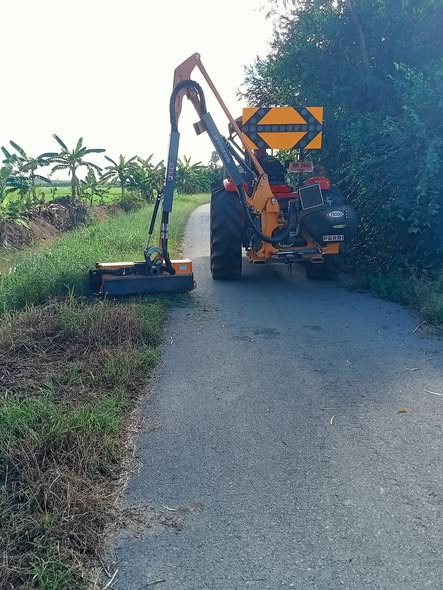 🚜🌿 จัดระเบียบภูมิทัศน์ เพื่อถนนที่ปลอดภัยและน่าใช้
องค์การบริหารส่วนตำบลสายทอง
นำโดย นายสมศักดิ์ นิ่มพงษ์ นายกองค์การบริหารส่วนตำบลสายทอง มอบหมายให้เจ้าหน้าที่ กองช่าง พร้อมรถตัดหญ้า ลงพื้นที่ดำเนินการ
✂️ ตัดหญ้าและเก็บกวาดบริเวณไหล่ทางริมถนน ในเขตพื้นที่ หมู่ที่ 5 ตำบลสายทอง