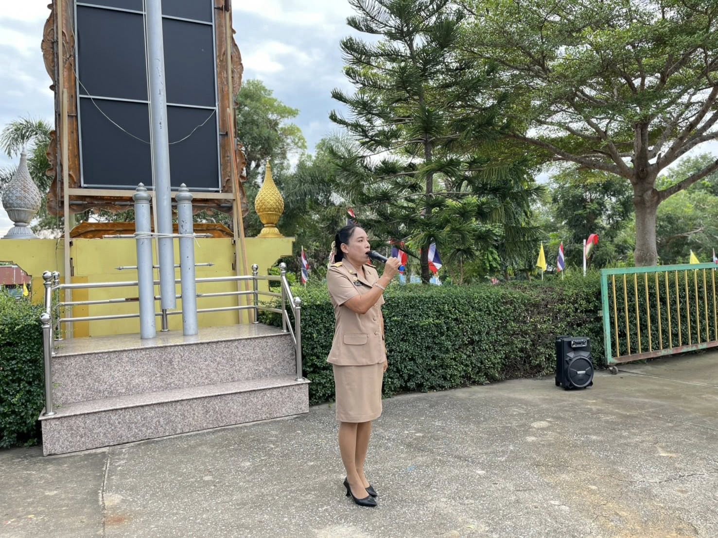 วันจันทร์ ที่ 20 ตุลาคม 2568  เวลา 08.00 น.
องค์การบริหารส่วนตำบลสายทอง นำโดยนายสมศักดิ์ นิ่มพงษ์ นายกองค์การบริหารส่วนตำบลสายทอง มอบหมายให้ นางสาวอรสา ทองเจือ ปลัดองค์การบริหารส่วนตำบลสายทอง พร้อมพนักงาน  
❤️ เข้าแถวเคารพธงชาติ
❤️ สวดมนต์
❤️ รับฟังนโยบาย
❤️มอบหมายการปฏิบัติงานต่างๆให้กับพนักงาน