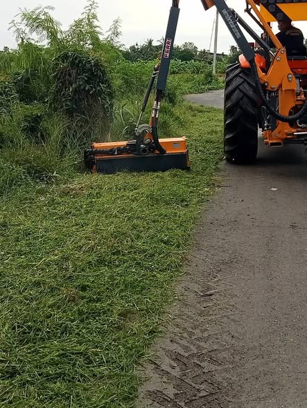 🚜🌿 จัดระเบียบภูมิทัศน์ เพื่อถนนที่ปลอดภัยและน่าใช้
องค์การบริหารส่วนตำบลสายทอง
นำโดย นายสมศักดิ์ นิ่มพงษ์ นายกองค์การบริหารส่วนตำบลสายทอง มอบหมายให้เจ้าหน้าที่ กองช่าง พร้อมรถตัดหญ้า ลงพื้นที่ดำเนินการ
✂️ ตัดหญ้าและเก็บกวาดบริเวณไหล่ทางริมถนน ในเขตพื้นที่ หมู่ที่ 5 และ ทางเข้า-ออก ศาลาเขียว