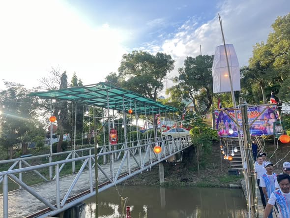 วันพุธที่ 5 พฤศจิกายน 2568
องค์การบริหารส่วนตำบลสายทอง
โดยนายสมศักดิ์ นิ่มพงษ์ นายกองค์การบริหารส่วนตําบลสายทอง พร้อมด้วยคณะผู้บริหาร และเจ้าหน้าที่ ได้จัดสถานที่ลอยกระทงเพื่อให้ประชาชนในตำบลสายทอง หรือตำบลใกล้เคียง ได้ร่วมสืบสานและส่งเสริมวัฒนธรรมประเพณีลอยกระทง ประจำปี 2568 ณ บริเวณหน้าองค์การบริหารส่วนตำบลสายทอง