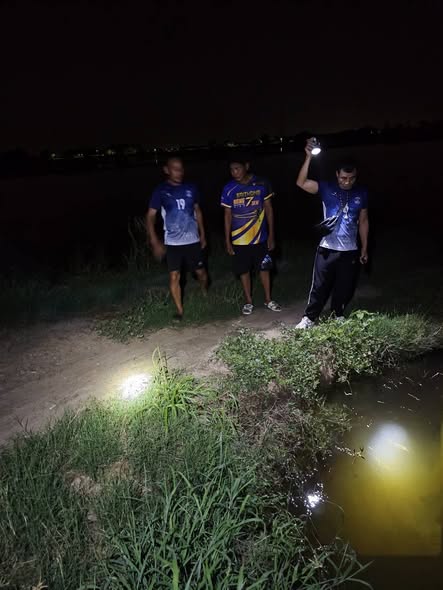 วันพุธที่ 12 พฤศจิกายน 2568
องค์การบริหารส่วนตําบลสายทอง
โดยนายสมศักดิ์ นิ่มพงษ์ นายกองค์การบริหารส่วนตำบลสายทอง พร้อมด้วย เจ้าหน้าที่ ลงพื้นที่สำรวจ และเฝ้าระวังสถานการณ์น้ำภายในพื้นที่ตำบลสายทอง และบริเวณตำบลใกล้เคียง พร้อมทั้งสแตนบาย เจ้าหน้าที่ป้องกันและบรรเทาสาธารณภัย ไว้ตลอด 24 ชั่วโมง เพื่อคอยช่วยเหลือประชาชนชาวตำบลสายทอง หากมีสถานการณ์ฉุกเฉิน