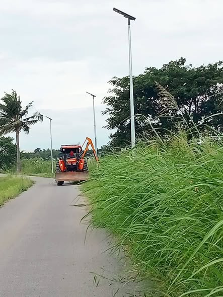 🚜🌿 จัดระเบียบภูมิทัศน์ เพื่อถนนที่ปลอดภัยและน่าใช้
องค์การบริหารส่วนตำบลสายทอง
นำโดย นายสมศักดิ์ นิ่มพงษ์ นายกองค์การบริหารส่วนตำบลสายทอง มอบหมายให้เจ้าหน้าที่ กองช่าง พร้อมรถตัดหญ้า ลงพื้นที่ดำเนินการ
✂️ ตัดหญ้าและเก็บกวาดบริเวณไหล่ทางริมถนน ในเขตพื้นที่ หมู่ที่ 2 ตำบลสายทอง
