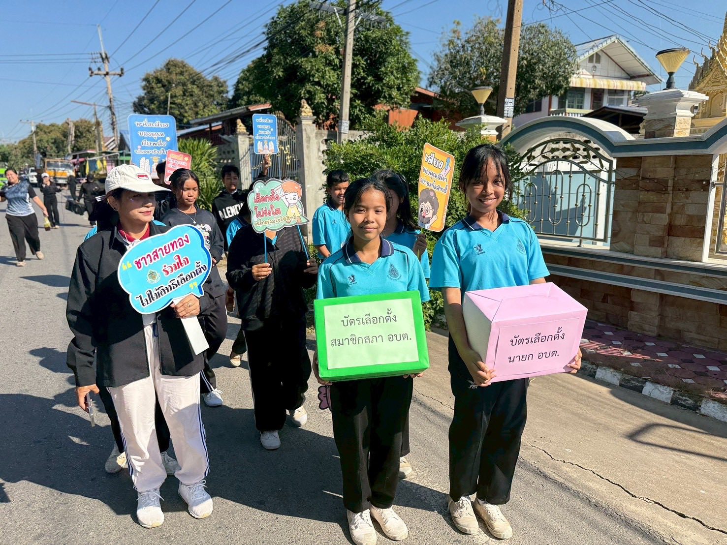 ร่วมเดินรณรงค์และประชาสัมพันธ์การเลือกตั้งเชิญชวนประชาชนชาวตำบลสายทองมาใช้สิทธิ ใช้เสียงเลือกตั้ง อย่างสุจริตโปร่งใส และให้ความรู้ความเข้าใจเกี่ยวกับการเลือกตั้งสมาชิกสภาองค์การบริหารส่วนตำบล และนายกองค์การบริหารส่วนตำบลสายทอง ในวันอาทิตย์ที่ 11 มกราคม 2569