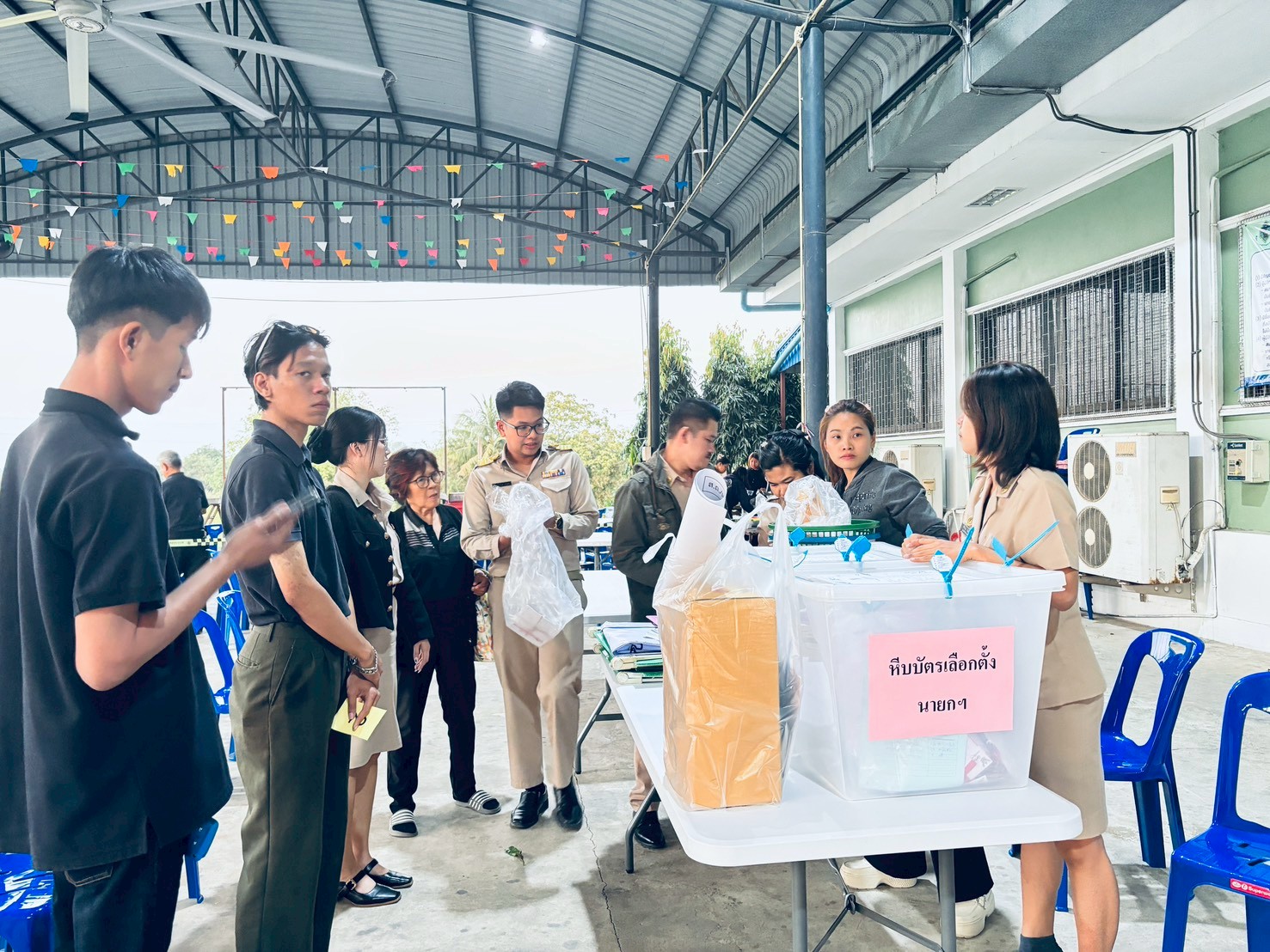 ดำเนินการรับส่งหีบบัตรเลือกตั้งและวัสดุเลือกตั้ง จากคณะกรรมการประจำหน่วยเลือกตั้ง (กปน.) จำนวน 8 หน่วยเลือกตั้ง