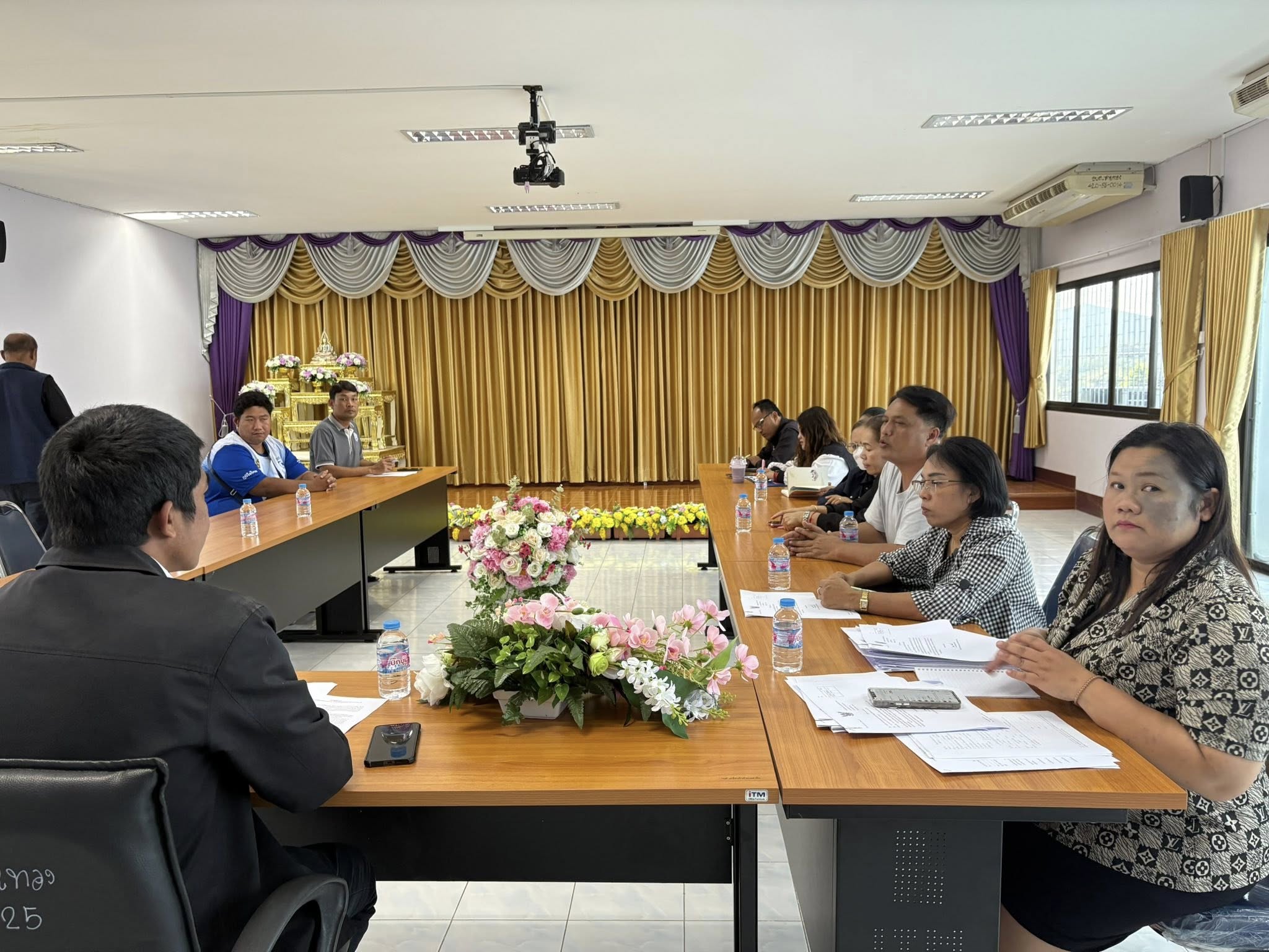 มอบหมายให้นายศุภวุฒิ ชิตมณี ปลัดอำเภอ เข้าร่วมประชุมกับผู้แทน พมจ.อ่างทอง ผู้แทนบ้านพักเด็กและครอบครัวจังหวัดอ่างทอง ผู้แทน รร.อนุบาลป่าโมก นางสาวอรสา ทองเจือ ปลัดองค์การบริหารส่วนตำบลสายทอง ปฏิบัติหน้าที่นายกองค์การบริหารส่วนตำบลสายทอง กำนัน ผู้ช่วยผู้ใหญ่บ้าน และสารวัตรกำนัน