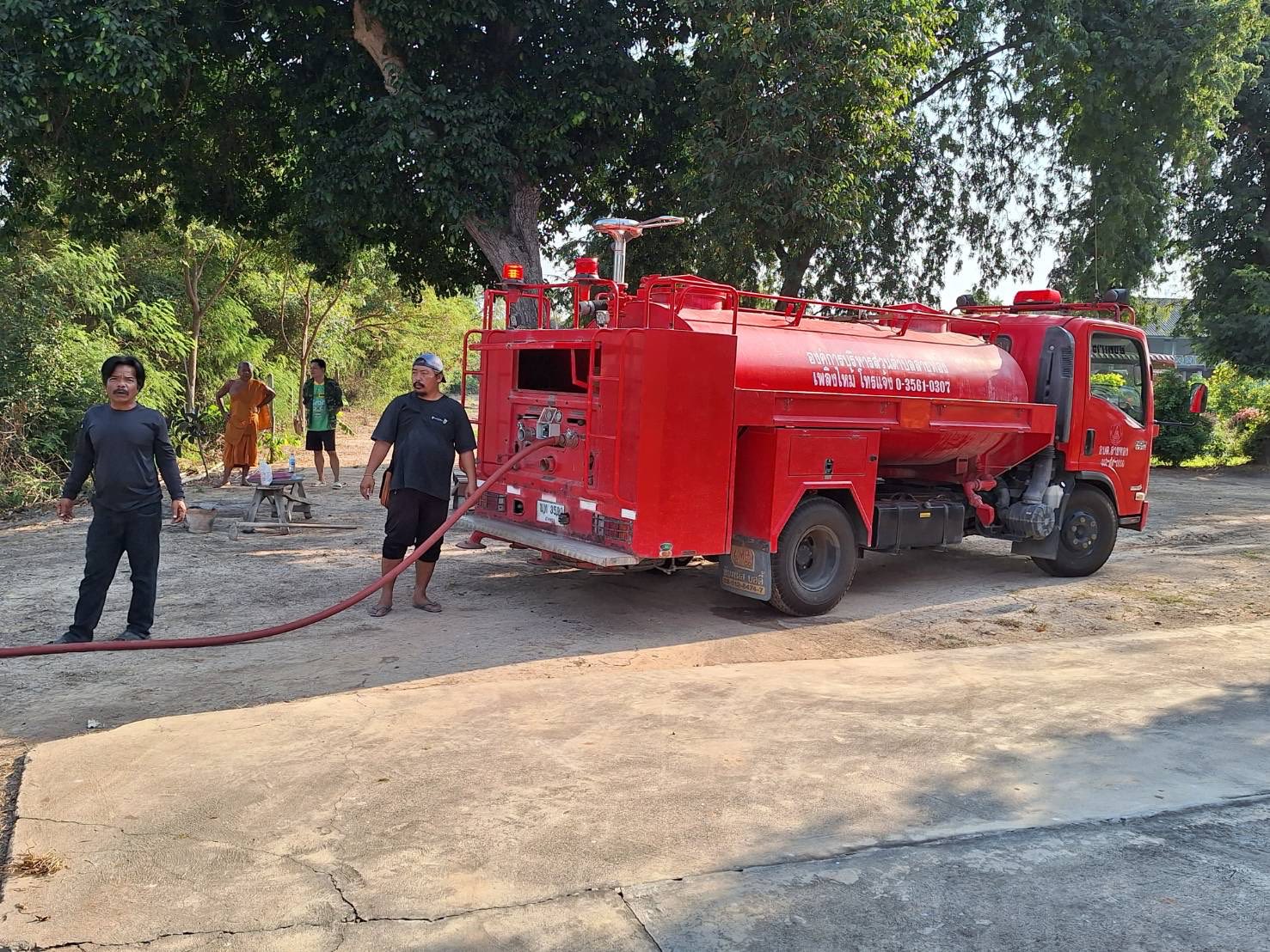 🔥🚒 ระงับเหตุทันเวลา เพื่อความปลอดภัยของชุมชน
🗓 วันจันทร์ที่ 19 มกราคม 2569
องค์การบริหารส่วนตำบลสายทอง
โดยการนำของ นางสาวอรสา ทองเจือ ปลัดองค์การบริหารส่วนตำบลสายทอง ปฏิบัติหน้าที่นายกองค์การบริหารส่วนตำบลสายทอง ได้มอบหมายให้เจ้าหน้าที่ งานป้องกันและบรรเทาสาธารณภัย พร้อม รถดับเพลิง
ลงพื้นที่ ระงับเหตุเพลิงไหม้พงหญ้า บริเวณ หมู่ที่ 6 ตำบลสายทอง 🔥