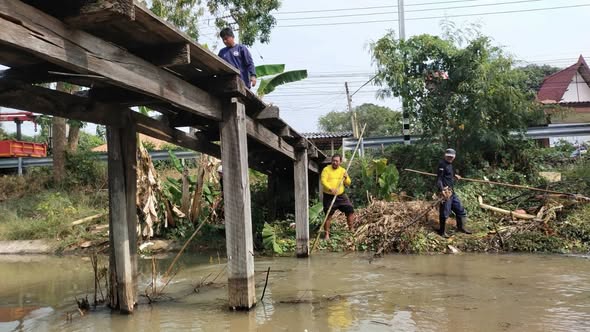 วันพุธที่ 21 มกราคม 2569
องค์การบริหารส่วนตำบลสายทอง 
นำโดย นางสาวอรสา ทองเจือ ปลัดองค์การบริหารส่วนตำบลสายทอง ปฏิบัติหน้าที่ นายกองค์การบริหารส่วนตำบลสายทอง มอบหมายให้พนักงานกองช่าง ลงพื้นที่ดำเนินการจัดเก็บกิ่งไม้และวัชพืชต่างๆ ที่กีดขวางเส้นทางเดินน้ำ บริเวณคลองชลประทาน หมู่ที่ 7 ตำบลสายทอง