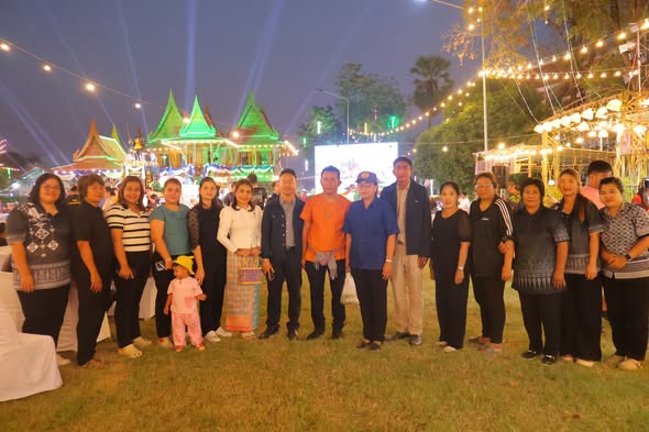 วันอังคารที่ 27 มกราคม 2569 เวลา 18.30 น. 
องค์การบริหารส่วนตำบลสายทอง
โดยนางสาวอรสา ทองเจือ ปลัดองค์การบริหารส่วนตำบลสายทอง ปฏิบัติหน้าที่ นายกองค์การบริหารส่วนตำบลสายทอง มอบหมายให้ นางสาวพรเพ็ญ ทองดี รองปลัดองค์การบริหารส่วนตำบลสายทอง พร้อมด้วย พนักงาน เจ้าหน้าที่ ร่วมพิธีเปิดงานสดุดีคนดีศรีแผ่นดินถิ่นนรสิงห์ "พันท้ายนรสิงห์" ประจำปี พ.ศ. 2569 ณ บริเวณอนุสาวรีย์พันท้ายนรสิงห์  ตำบลนรสิงห์ อำเภอป่าโมก จังหวัดอ่างทอง