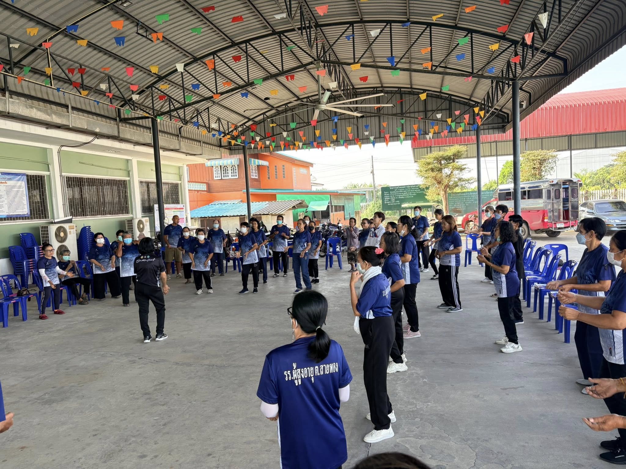 วันพุธที่ 28 มกราคม 2569 เวลา 09.00 น. 
องค์การบริหารส่วนตำบลสายทอง 
ได้เปิดการเรียนการสอนของโรงเรียนผู้สูงอายุตำบลสายทอง ซึ่งได้มีกิจกรรมสันทนาการสำหรับผู้สูงอายุ ณ บริเวณโดมด้านหลังที่ทำการองค์การบริหารส่วนตำบลสายทอง