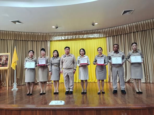 วันพฤหัสบดีที่ 29 มกราคม 2569 เวลา 09.00 น 
องค์การบริหารส่วนตำบลสายทอง
โดยนางสาวอรสา ทองเจือ ปลัดองค์การบริหารส่วนตำบลสายทอง ปฎิบัติหน้าที่นายกองค์การบริหารส่วนตำบลสายทอง เข้ารับรางวัล 2 รางวัล