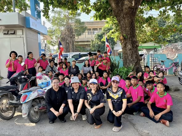 วันพฤหัสบดีที่ 5 กุมภาพันธ์ 2569 เวลา 09.00 น.
องค์การบริหารส่วนตำบลสายทอง
โดยนางสาวอรสา ทองเจือ ปลัดองค์การบริหารส่วนตำบลสายทอง ปฏิบัติหน้าที่นายกองค์การบริหารส่วนตำบลสายทอง มอบหมายให้ นางสาวพรเพ็ญ ทองดี รองปลัดองค์การบริหารส่วนตำบลสายทอง พนักงาน และเจ้าหน้าที่ เข้าร่วมกิจกรรมเดินรณรงค์ประชาสัมพันธ์การใช้สิทธิ์เลือกตั้งสมาชิกสภาผู้แทนราษฎร เป็นการเลือกตั้งทั่วไป และการออกเสียงประชามติ ณ บริเวณตลาดป่าโมก