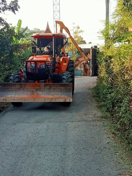 🚜🌿 จัดระเบียบภูมิทัศน์ เพื่อถนนที่ปลอดภัยและน่าใช้
องค์การบริหารส่วนตำบลสายทอง
นำโดย นางสาวอรสา ทองเจือ ปลัดองค์การบริหารส่วนตำบลสายทอง ปฏิบัติหน้าที่นายกองค์การบริหารส่วนตำบลสายทอง มอบหมายให้เจ้าหน้าที่ กองช่าง พร้อมรถตัดหญ้า ลงพื้นที่ดำเนินการ
✂️ ตัดหญ้าและเก็บกวาดบริเวณไหล่ทางริมถนน ในเขตพื้นที่ หมู่ที่ 6 ตำบลสายทอง