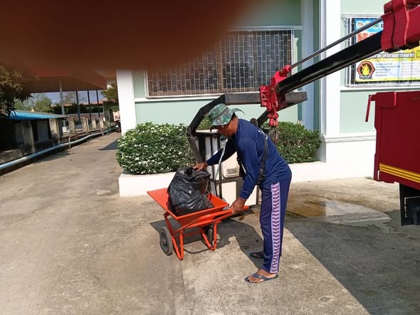 วันพฤหัสบดีที่ 26 กุมภาพันธ์ 2569
องค์การบริหารส่วนตำบลสายทอง
นำโดย นายประทีป แก้วมณี นายกองค์การบริหารส่วนตำบลสายทอง ได้มอบหมายให้พนักงานกองช่าง ร่วมดำเนินกิจกรรม **5 ส** เพื่อทำความสะอาดและปรับปรุงภูมิทัศน์ บริเวณโดยรอบสำนักงานองค์การบริหารส่วนตำบลสายทอง