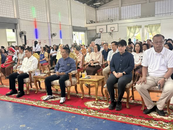 🌟 นายประทีป แก้วมณี
นายกองค์การบริหารส่วนตำบลสายทอง
พร้อมด้วยคณะผู้บริหาร และสมาชิกสภาองค์การบริหารส่วนตำบลสายทอง
เนื่องในโอกาสที่คณะกรรมการการเลือกตั้งได้ประกาศผลการเลือกตั้งสมาชิกสภาองค์การบริหารส่วนตำบลสายทอง ครบถ้วนตามจำนวนที่กฎหมายกำหนดแล้ว ตามประกาศลงวันที่ 9 กุมภาพันธ์ 2569
บรรยากาศเป็นไปด้วยความอบอุ่นและความยินดี สะท้อนพลังความร่วมมือและความสามัคคีของทุกภาคส่วนในตำบลสายทอง 🤝