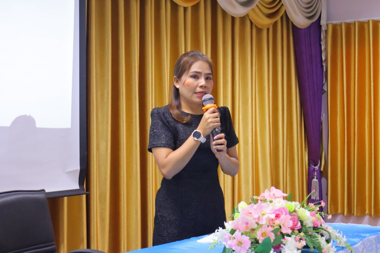 วันจันทร์ที่ 2 มีนาคม 2569 เวลา 09.00 น.
องค์การบริหารส่วนตำบลสายทอง
โดยนายประทีป แก้วมณี นายกองค์การบริหารส่วนตำบลสายทอง พร้อมด้วย นางสาวสิริพรรณ วงศ์เงิน นายปรีชา คำชู รองนายกองค์การบริหารส่วนตำบลสายทอง นายสมควร กลิ่นจันทร์ เลขุการนายกองค์การบริหารส่วนตำบลสายทอง สมาชิกสภาองค์การบริหารส่วนตำบลสายทอง กำนัน ผู้ใหญ่บ้าน ผู้ช่วยผู้ใหญ่บ้าน สารวัตรกำนัน แพทย์ประจำตำบล พนักงาน และเจ้าหน้าที่ ได้ให้การต้อนรับคณะศึกษาดูงานจากองค์การบริหารส่วนตำบลเนินทราย อำเภอเมือง จังหวัดตราด ในการเข้าศึกษาดูงานเกี่ยวกับการบริหารงานตามหลักธรรมาภิบาล ณ องค์การบริหารส่วนตำบลสายทอง