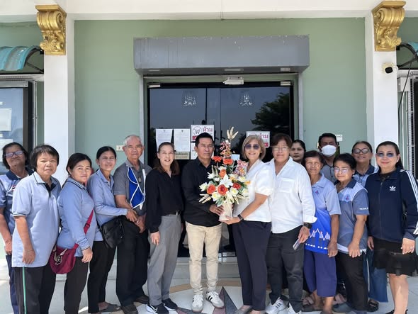 วันพุธที่ 4 มีนาคม 2569
นางสาวพนารัตน์ ภาไทสงค์ ตำแหน่ง ผู้อำนวยการโรงพยาบาลส่งเสริมสุขภาพตำบลบ้านพายทอง พร้อมด้วย อสม.ประจำหมู่บ้าน มอบแจกันดอกไม้ แสดงความยินดีกับ นายประทีป แก้วมณี นายกองค์การบริหารส่วนตำบลสายทอง เนื่องในโอกาสเข้ารับตำแหน่ง นายกองค์การบริหารส่วนตำบลสายทอง ณ ที่ทำการองค์การบริหารส่วนตำบลสายทอง