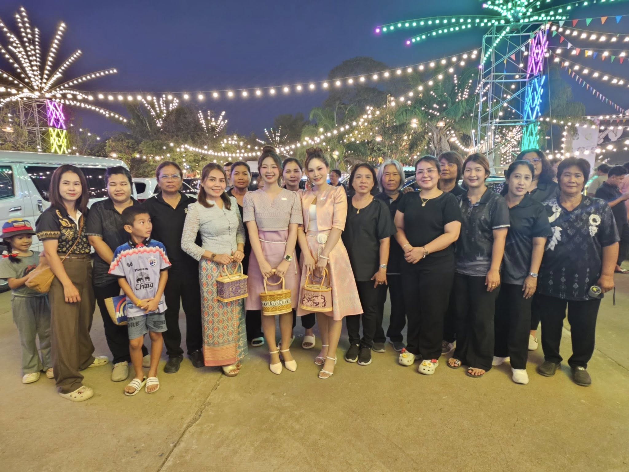 📅 วันพฤหัสบดีที่ 4 มีนาคม 2569
⏰ เวลา 19.00 น.
องค์การบริหารส่วนตำบลสายทอง 
นำโดย นายประทีป แก้วมณี นายกองค์การบริหารส่วนตำบลสายทอง พร้อมด้วย นางสาวสิริพรรณ วงศ์เงิน รองนายกองค์การบริหารส่วนตําบลสายทอง สมาชิกสภาองค์การบริหารส่วนตำบลสายทอง และเจ้าหน้าที่ เข้าร่วมกิจกรรมเดินแบบผ้าไทย ภายใต้แนวคิด
🌾 “อ่างทอง เมืองศูนย์กลางจักสานไทย” 🌾