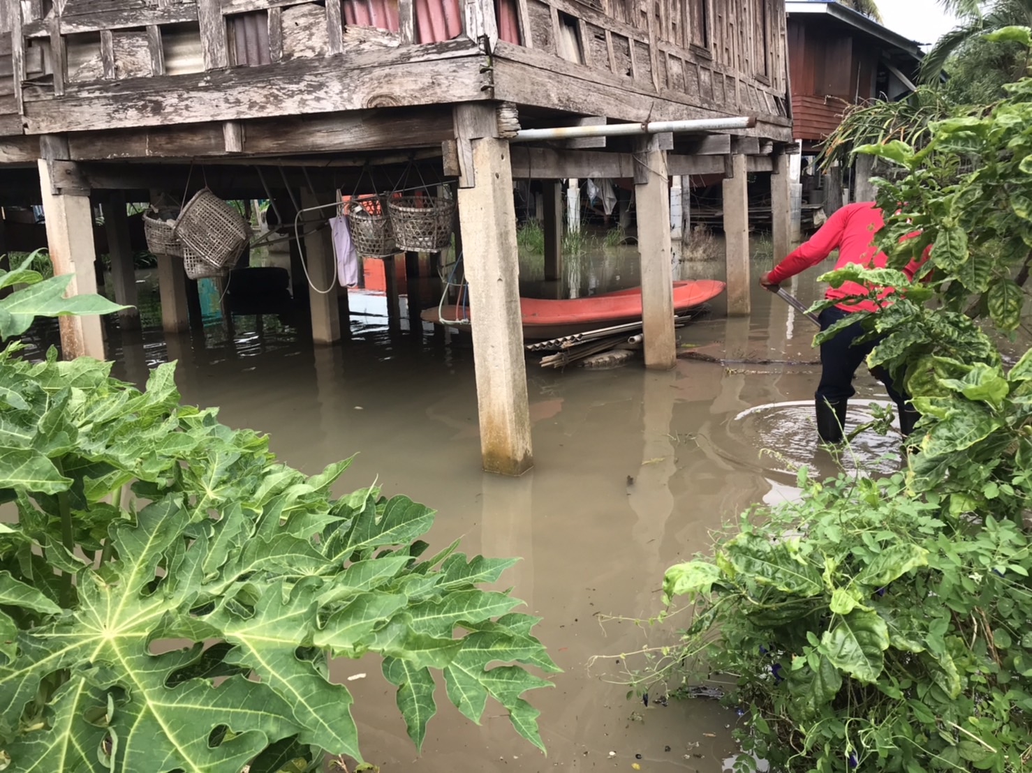 แก้ไขปัญหาน้ำท่วมขังบ้านเรือนประชาชนในพื้นที่บริเวณ ม.5 ตำบลสายทอง