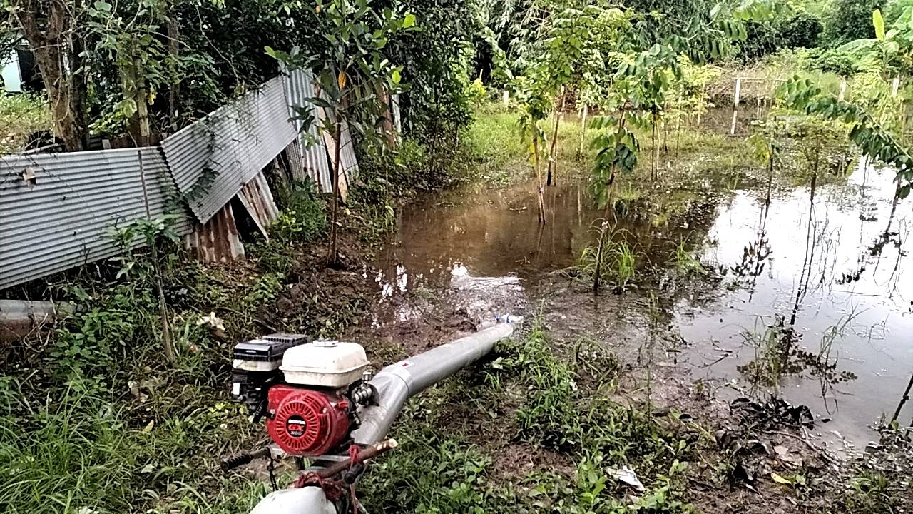 แก้ไขปัญหาน้ำท่วมขังบ้านเรือนประชาชนในพื้นที่บริเวณ ม.3 ตำบลสายทอง