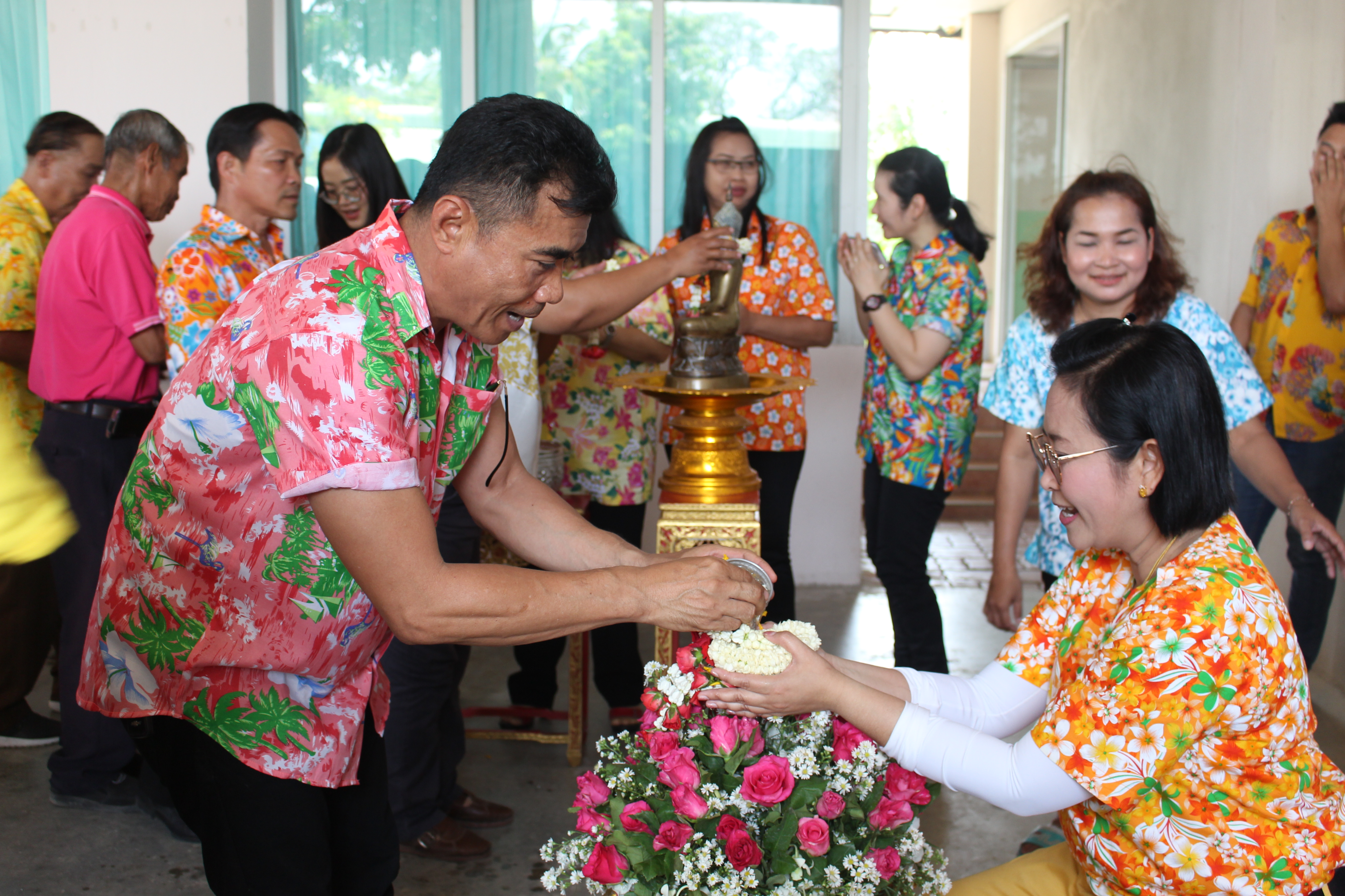 ร่วมพิธีรดน้ำขอพร นางสาวเบญจวรรณ ฟักแก้ว นายอำเภอป่าโมก เนื่องในเทศกาลสงกรานต์ ประจำปี 2562 