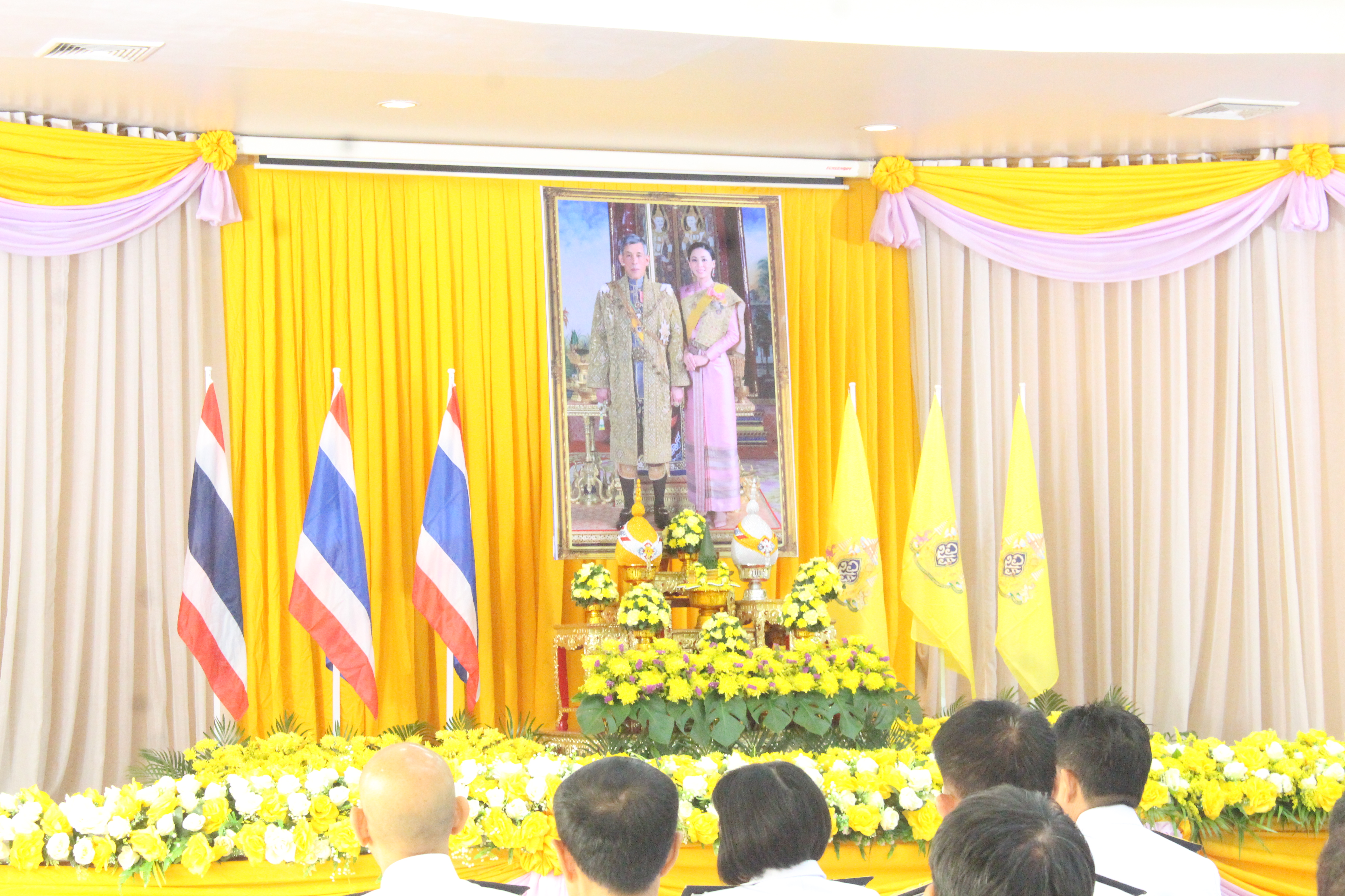 พิธีรับพระราชทานพระบรมฉายาลักษณ์พระบาทสมเด็จพระเจ้าอยู่หัว และสมเด็จพระนางเจ้าฯ พระบรมราชินี 