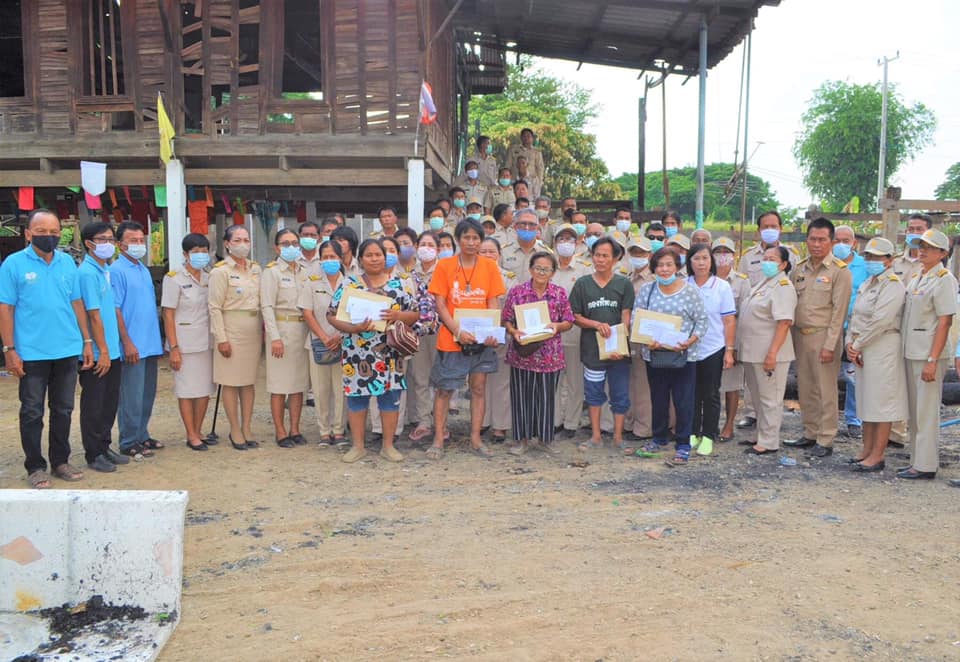 ชมรมกำนันผู้ใหญ่บ้านอำเภอป่าโมก  มอบเงินช่วยเหลือผู้ประสบเหตุอัคคีภัย