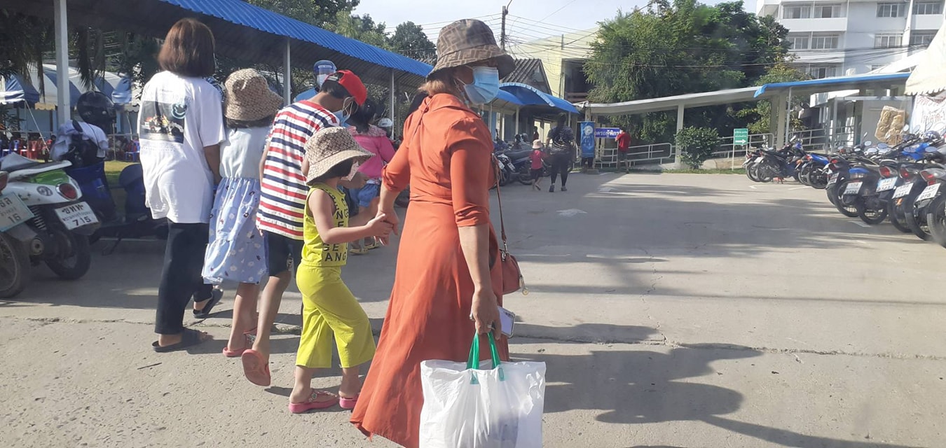 ดำเนินการพาผู้กักตัว ณ บ้านพักอาศัยในพื้นที่ตำบลสายทอง ไปส่งโรงพยาบาลป่าโมกเพื่อทำการตรวจคัดกรองและเก็บสิ่งส่งตรวจหาเชื้อไวรัสโควิด - 19 